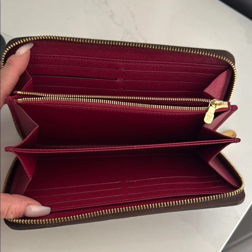 Louis Vuitton Brown Monogram Wallet  

The Zippy Wallet - Picture 7 of 11